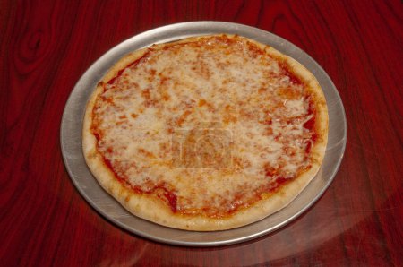 Téléchargez les photos : Délicieuse sauce tomate fromage couvert tarte à pizza chaude et savoureuse - en image libre de droit