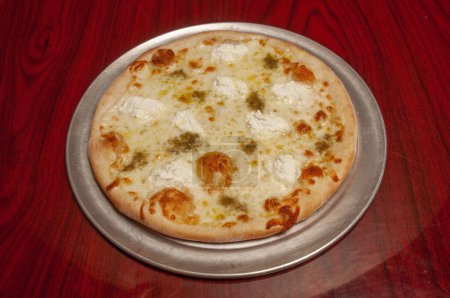 Téléchargez les photos : Délicieux fromage sauce tomate recouvert de pizza blanche chaude et savoureuse - en image libre de droit