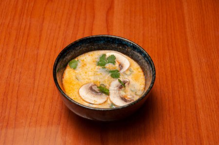 Foto de Plato de cocina tailandesa conocido como camarones tom kha - Imagen libre de derechos