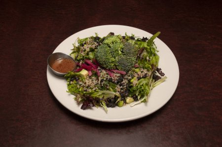 Téléchargez les photos : Délicieuse cuisine de saison connue sous le nom de salade d'été de quinoa - en image libre de droit