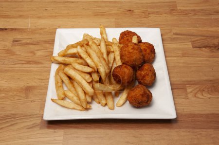 Foto de Plato de cocina americana conocido como pollo y papas fritas - Imagen libre de derechos