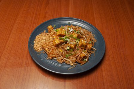 Téléchargez les photos : Délicieuse cuisine asiatique connue sous le nom Pad Thai - en image libre de droit