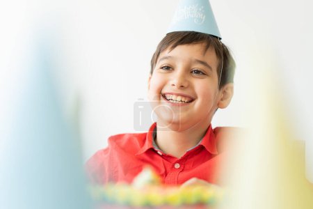 Foto de Pastel de cumpleaños, niños alegría en su casa - Imagen libre de derechos