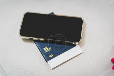 Téléchargez les photos : Passeport et nouvelle façon de voyager - en image libre de droit