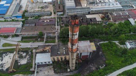 Foto de Vista aérea de la gran chimenea de fábrica a lo largo - Imagen libre de derechos