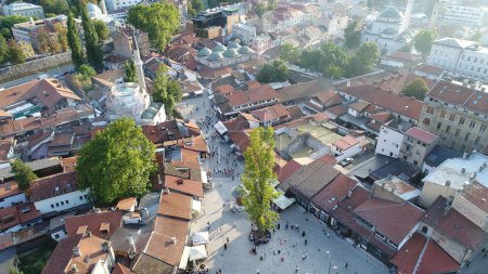 Téléchargez les photos : Sarajevo capitale vue aérienne dans la vieille ville en été - en image libre de droit