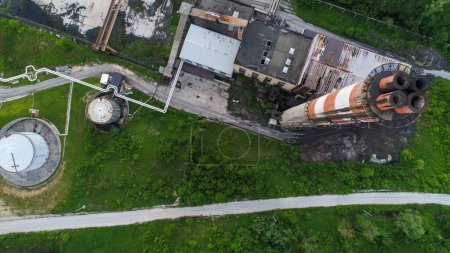 Téléchargez les photos : Vue aérienne de la grande cheminée de l'usine le long - en image libre de droit