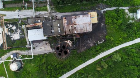 Téléchargez les photos : Vue aérienne de la grande cheminée de l'usine le long - en image libre de droit