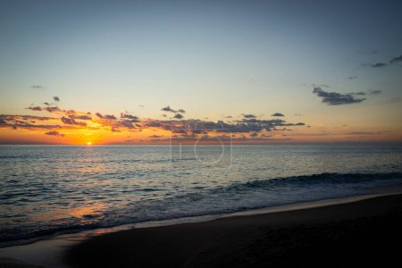 Foto de Hermosa playa de verano puesta de sol cielo y nubes - Imagen libre de derechos