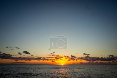 Foto de Hermosa playa de verano puesta de sol cielo y nubes - Imagen libre de derechos