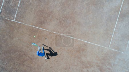 Téléchargez les photos : Vue aérienne du jeu de tennis sur le court vue du dessus - en image libre de droit