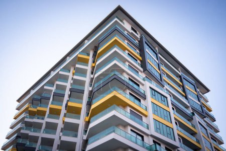 Téléchargez les photos : Beau complexe de vie avec des appartements colorés sur la plage - en image libre de droit