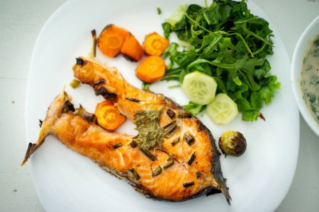 Téléchargez les photos : Préparation du poisson frais agréable dans la cuisine à la maison - en image libre de droit