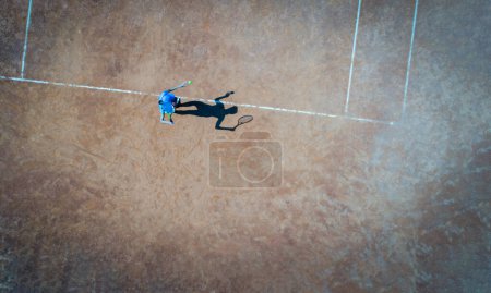 Téléchargez les photos : Vue aérienne du jeu de tennis sur le court vue du dessus - en image libre de droit