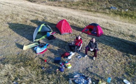 Téléchargez les photos : Groupe de personnes appréciant la tente camping en montagne vue aérienne, voiture non reconnaissable - en image libre de droit