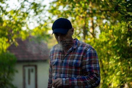 Foto de Retrato de hombre maduro fumando cigarrillo electrónico al aire libre. Foto de alta calidad - Imagen libre de derechos
