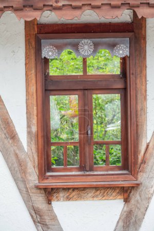 Téléchargez les photos : Maison authentique et traditionnelle en argile et toit de chaume et bois. Photo de haute qualité - en image libre de droit