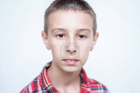 Foto de Niño pequeño con camiseta de mezclilla aislada sobre un fondo blanco. Foto de alta calidad - Imagen libre de derechos