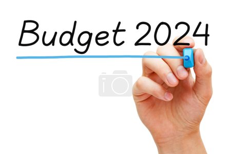 Handschrift Budget 2024 Jahr Finanzkonzept mit blauem Marker auf transparentem Wischbrett isoliert auf weißem Hintergrund.