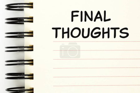 Phrase Final Thoughts handgeschrieben auf einer leeren Notizbuchseite mit Kopierraum. Konzept über Schlussfolgerung, Schlusspunkt oder Zusammenfassung.