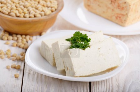 Tofu caillé de soja sur plat d'argile gros plan. Substitut non laitier du fromage