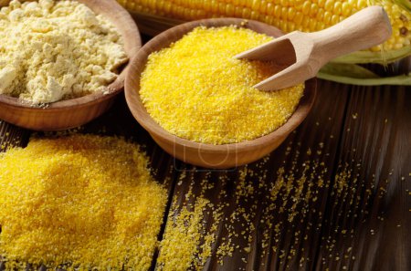 Tazón de granos de maíz mazorca de maíz y harina de maíz en la mesa de la cocina