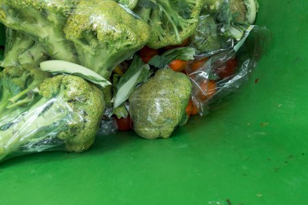 Foto de Vista superior de cubo de basura con de brócoli podrido en envases de plástico. - Imagen libre de derechos
