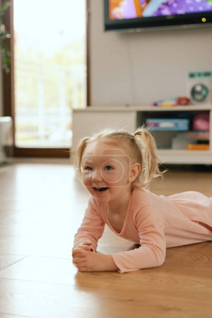 Portrait de bébé heureux jouant avec des jouets dans la salle de jeux. Adorable fille de deux ans dans la salle de jeux. Concept de génération alpha.