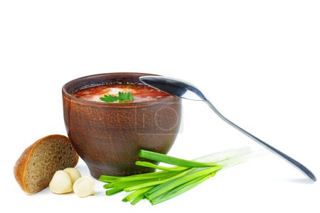 Foto de Tazón de barro con borscht ucraniano (sopa de remolacha) aislado sobre fondo blanco. - Imagen libre de derechos