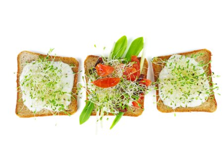 Téléchargez les photos : Germes de luzerne verte, tomates fraîches et séchées sur tranches grillées de pain complet isolé sur fond blanc - en image libre de droit