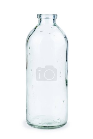 Botella de vidrio transparente vacía aislada sobre fondo blanco