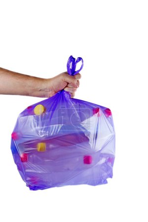 Foto de Bolsa de basura de plástico púrpura de mano con botellas de PET usadas aisladas sobre fondo blanco - Imagen libre de derechos