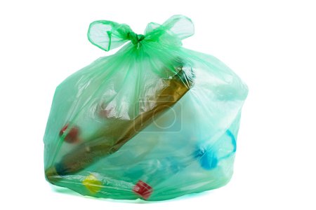 Foto de Bolsa de basura de plástico verde con botellas de PET usadas aisladas sobre fondo blanco - Imagen libre de derechos