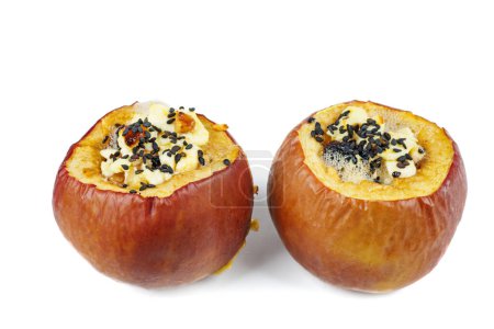 Téléchargez les photos : Pommes farcies au four avec graines de sézame et noix isolées sur un fond blanc - en image libre de droit