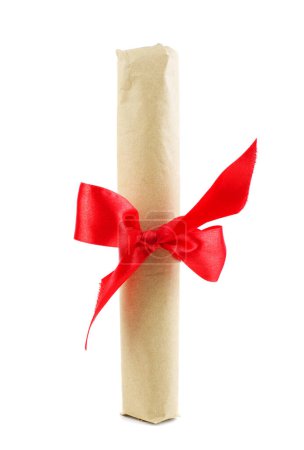 Foto de Pequeña caja de regalo atada con cinta roja aislada sobre fondo blanco - Imagen libre de derechos