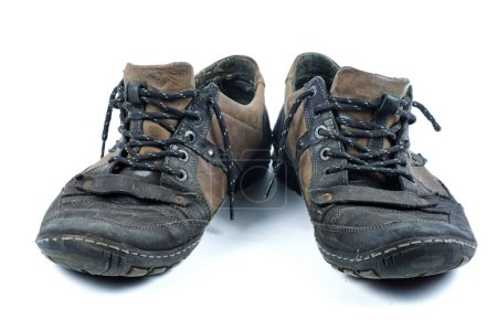 Téléchargez les photos : Paire de vieilles bottes isolées sur le fond blanc - en image libre de droit