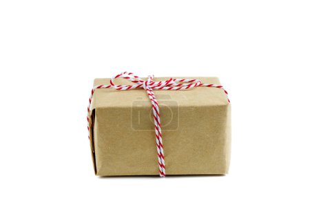 Foto de Pequeña caja de regalo atada con encaje blanco-rojo a rayas aislado sobre fondo blanco - Imagen libre de derechos