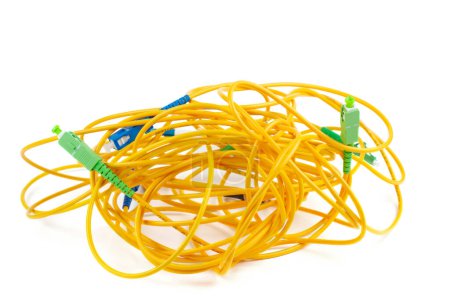 Téléchargez les photos : Câbles de cordon de raccordement à fibre optique sur fond blanc - en image libre de droit