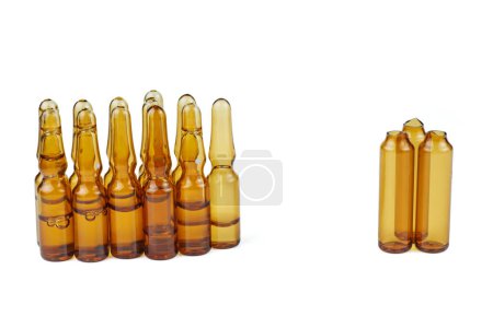 Téléchargez les photos : Ampules en verre marron avec liquide sur fond blanc - en image libre de droit