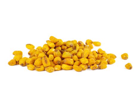 Téléchargez les photos : Pile de maïs rôti salé isolé sur fond blanc - en image libre de droit