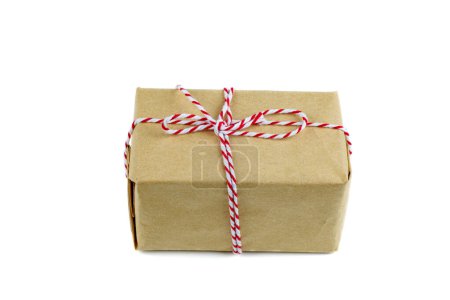 Téléchargez les photos : Petit coffret cadeau noué avec dentelle rayée blanc-rouge isolé sur fond blanc - en image libre de droit