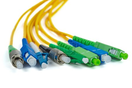 Cables de cable de conexión de fibra óptica sobre fondo blanco