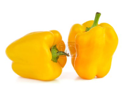 Foto de Dos pimientos dulces amarillos aislados sobre el fondo blanco - Imagen libre de derechos