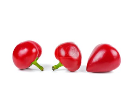Foto de Tres pimientos dulces rojos aislados sobre el fondo blanco - Imagen libre de derechos