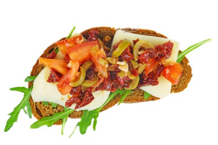 Téléchargez les photos : Pièce de pain de seigle au fromage, tomates séchées, olives et légumes isolés sur fond blanc - en image libre de droit