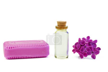 Téléchargez les photos : Fleurs lilas pourpres, huile aromatique et savon isolés sur fond blanc - en image libre de droit