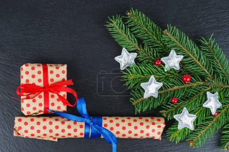 Téléchargez les photos : Coffrets cadeaux, branche d'épinette (sapin), avec étoiles argentées sur fond noir - en image libre de droit