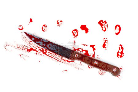 Téléchargez les photos : Couteau de cuisine avec une éclaboussure de taches de sang rouge isolé sur fond blanc - en image libre de droit