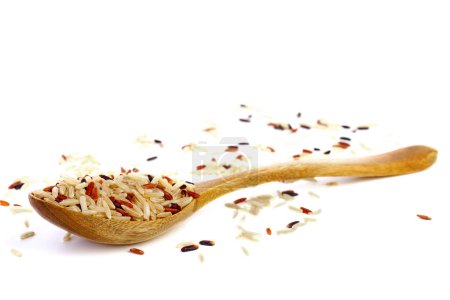 Téléchargez les photos : Cuillère en bois avec des grains de riz séchés de différentes races ower le fond blanc - en image libre de droit