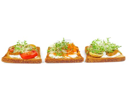 Téléchargez les photos : Morceaux de pain avec de délicieux caviar de morue et légumes sur fond blanc - en image libre de droit